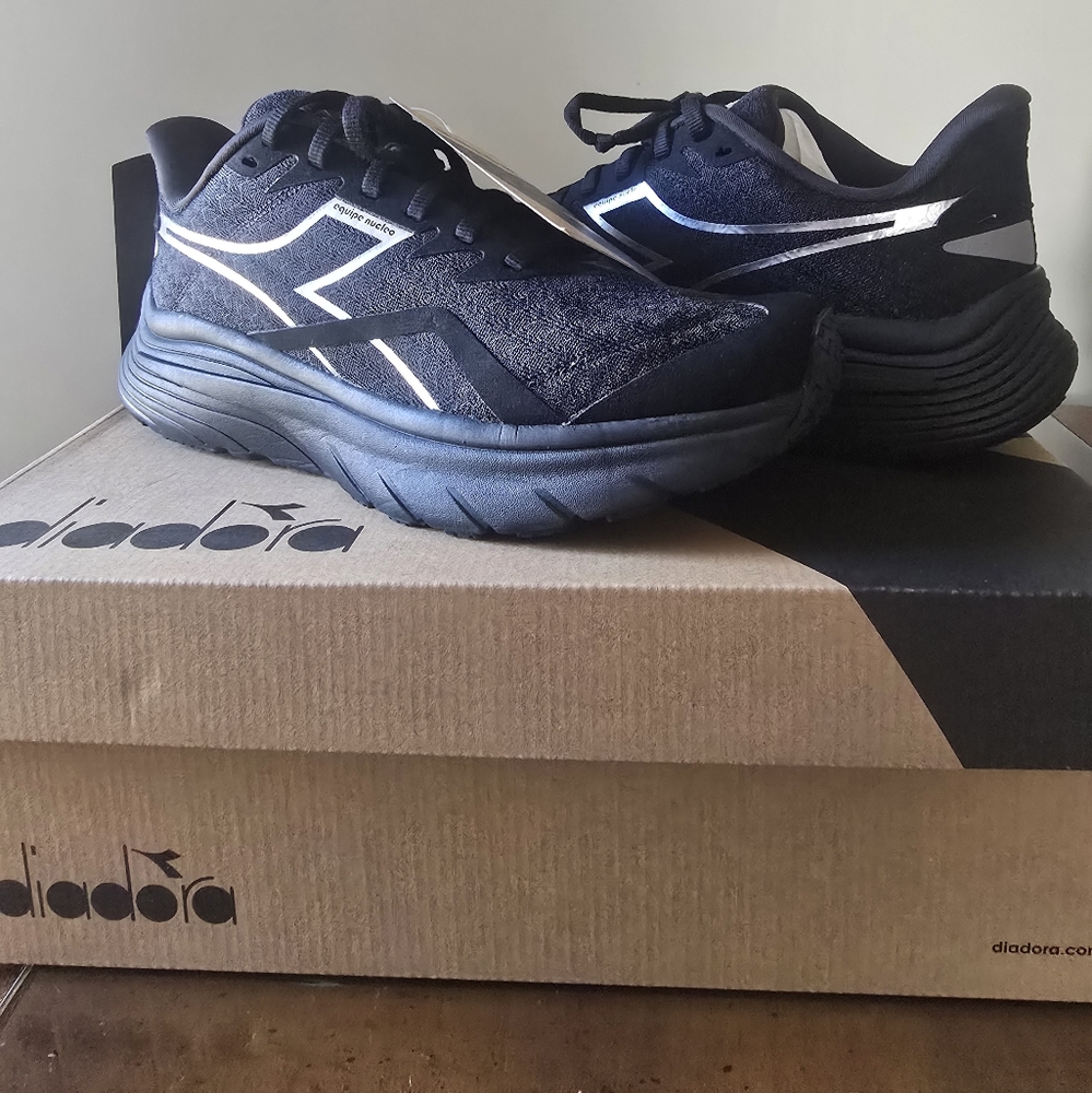 NWT!!Diadora Women's Black and Silver Nucleo Equipe Size 8.5 Normal Width. - Picture 2 of 5